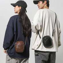 日系情侣款斜挎包男迷你手机包街头流行纯色学生百搭贝壳运动包男