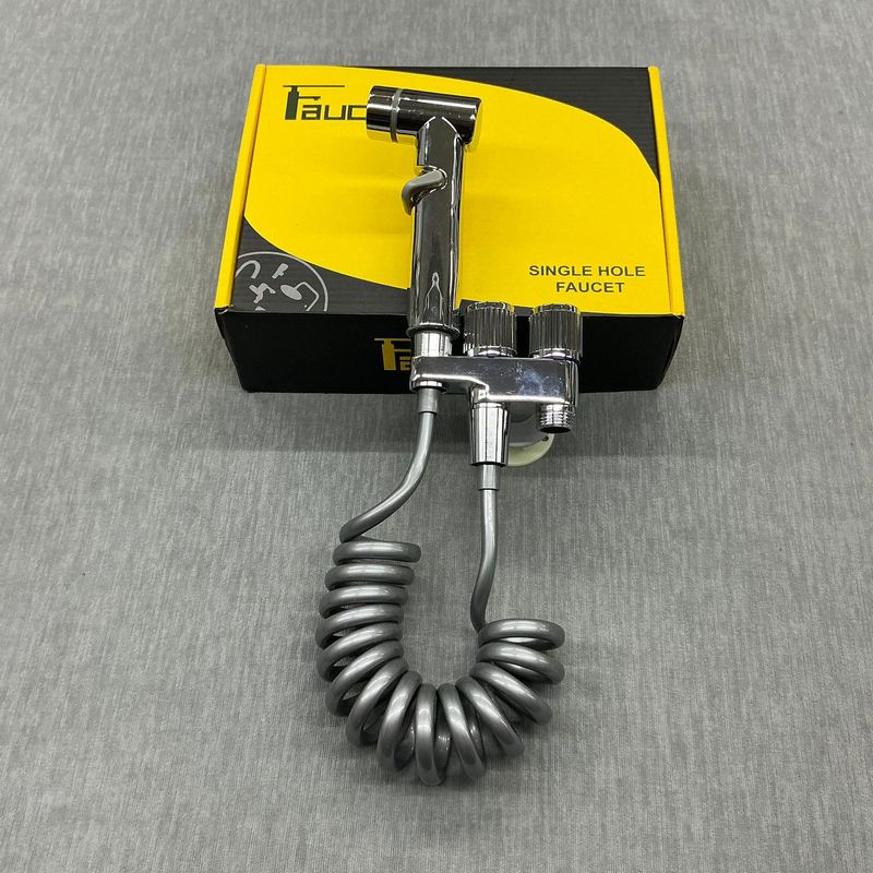 新しい便器のパートナーはスプレーガンを持って洗い流します。|undefined