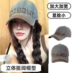 手描きの野球帽の女性の新型は古いカウボーイの水洗い風をします。