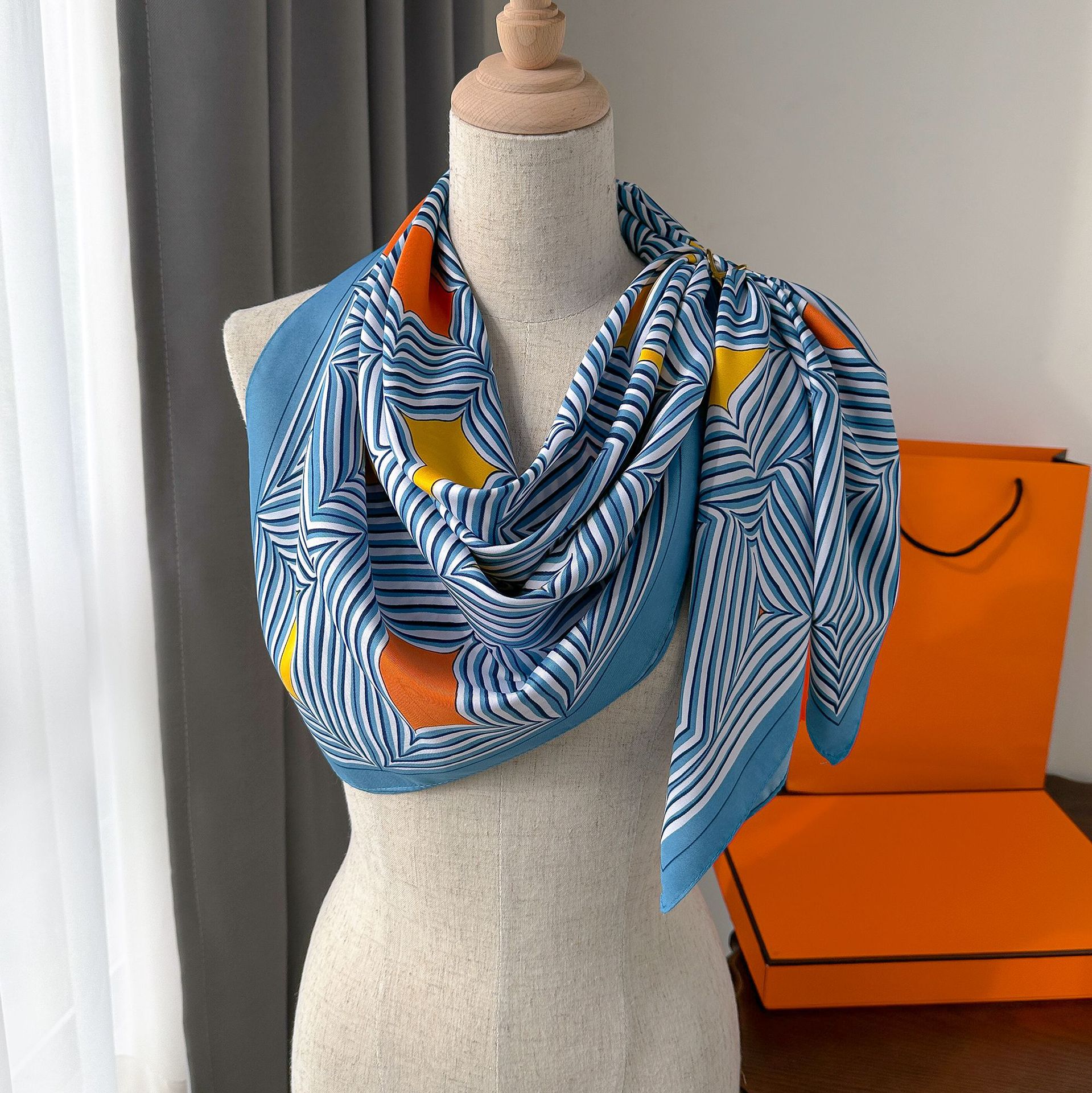 2023 Autunno Nuova Sciarpa di Seta A Righe Sciarpa Quadrata Edizione Coreana delle Donne Stampato Imitazione di Seta Fascia Protezione Solare Scialle_voghion.com