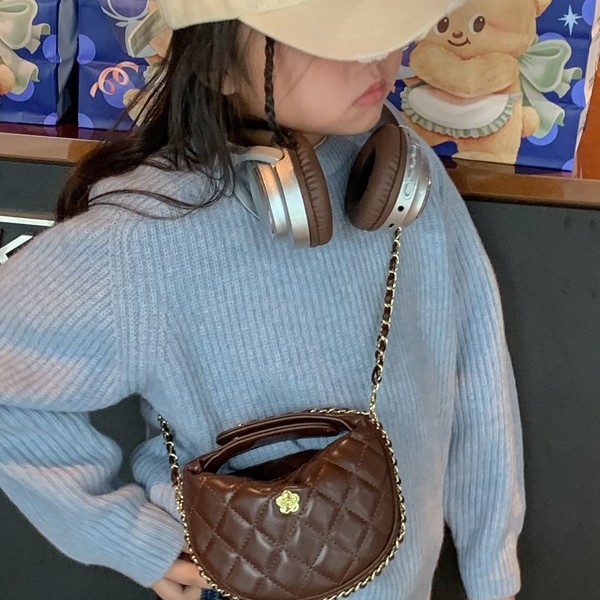El popular bolso para niños mini camelia de este año 2024 nuevo bolso de cadena de diamante de textura de estilo nuevo bolso de niña de cambio de mensajero