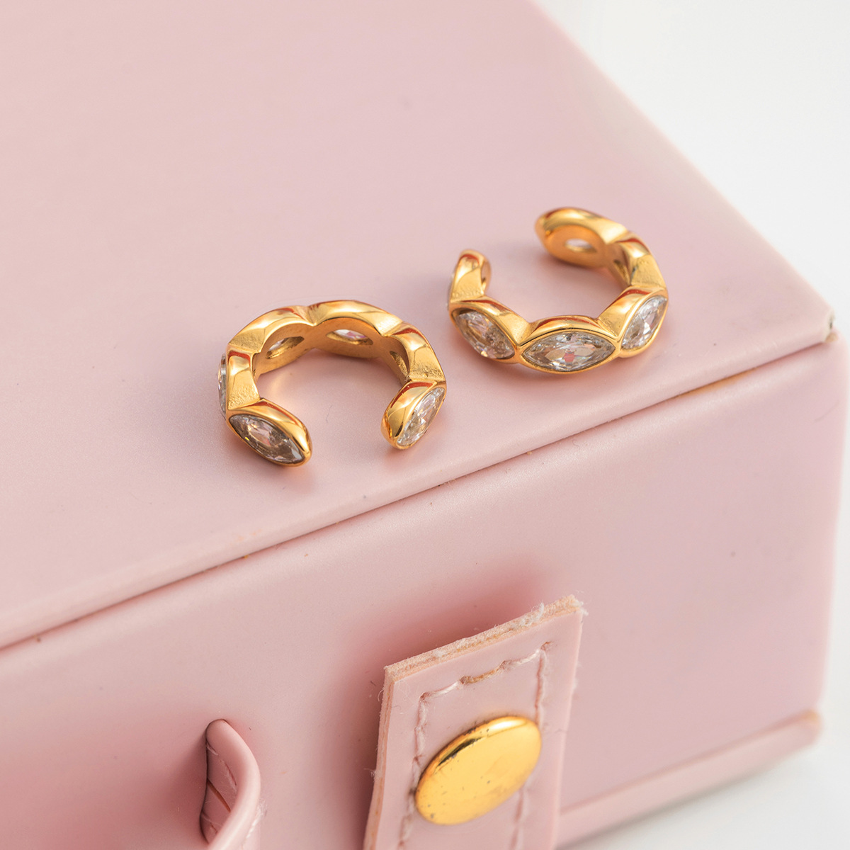 Wanxing aretes de zircon europeos y estadounidenses lujosos de alto nivel 18K aretes de acero inoxidable para mujeres c anillo de diseño de nicho de joyas transfronterizas