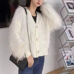 コートの厚いニットのウールの短い上着の女性のミンクの毛の気質のネットの赤いカーディガンのセーターの柔らかい外はモチのvネックを掛けます。