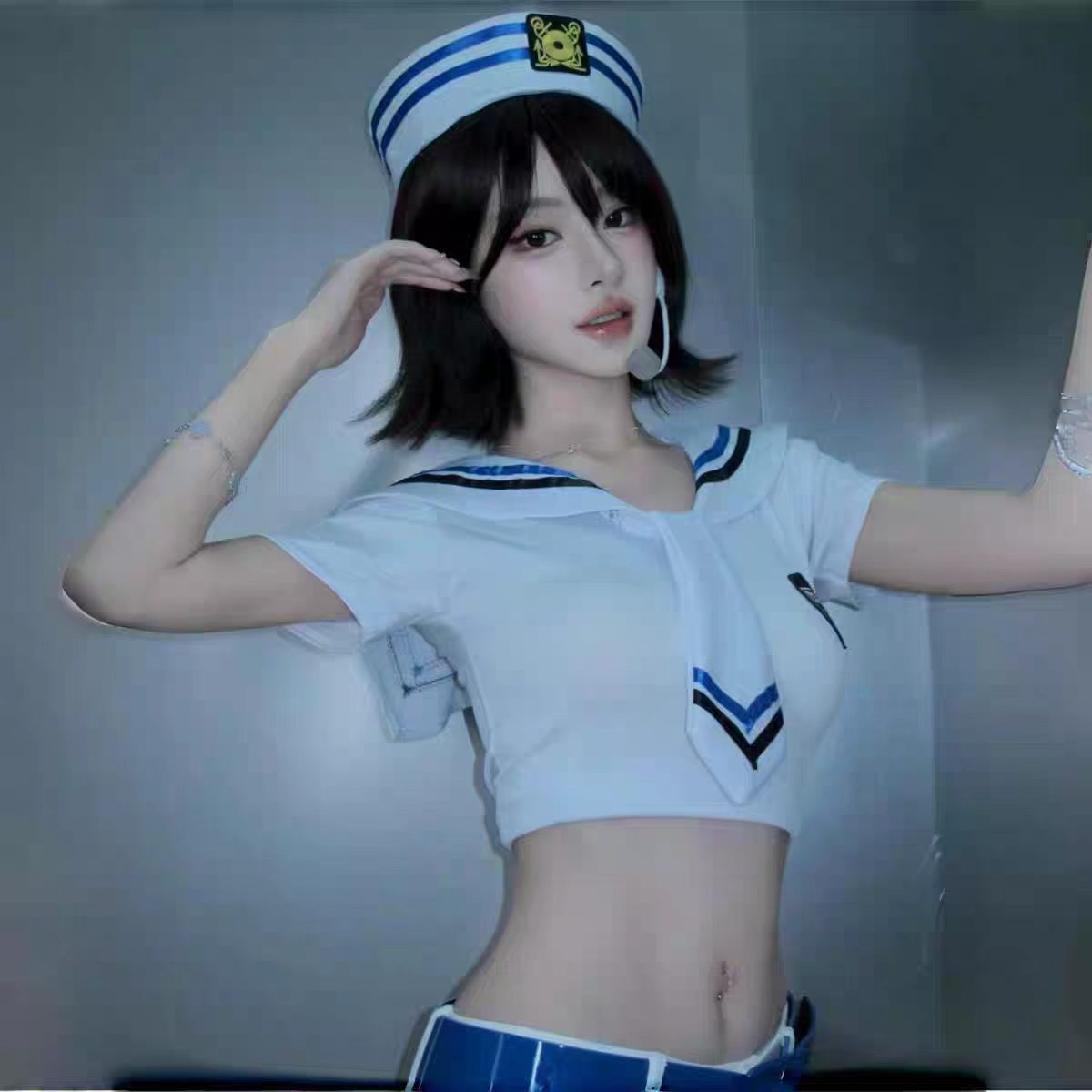 파란색과 흰색 선원 모자