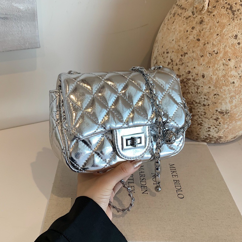 Bolso de cadena de moda coreana 2025, otoño nuevo pequeño estilo de fragancia retro bolso de hombro de mujer, bolso de mochila bordado a cuadrillas.