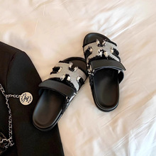 ħ�g�N����H��ЬŮ�¿��ļ����ɳ���r�г���һ����һ�_�ő���Ь