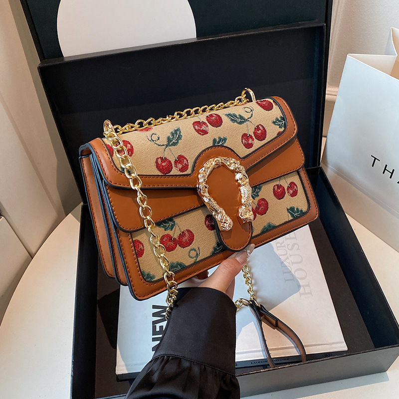 Hong Kong estilo retro Baco 2025 verano nuevo bolso de cadena moda cereza bolso de hombro color de contraste bolso de mensajero para mujer