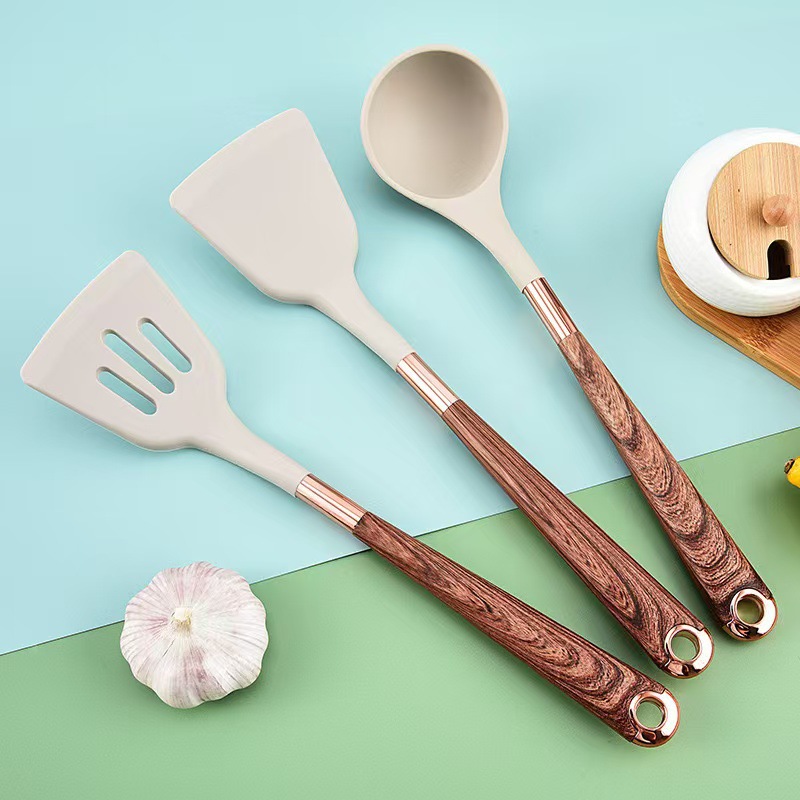 Nuevo conjunto de cocina de silicona transfronteriza 11 piezas de mango de madera chapado en oro no pegajoso de silicona 10 piezas en stock