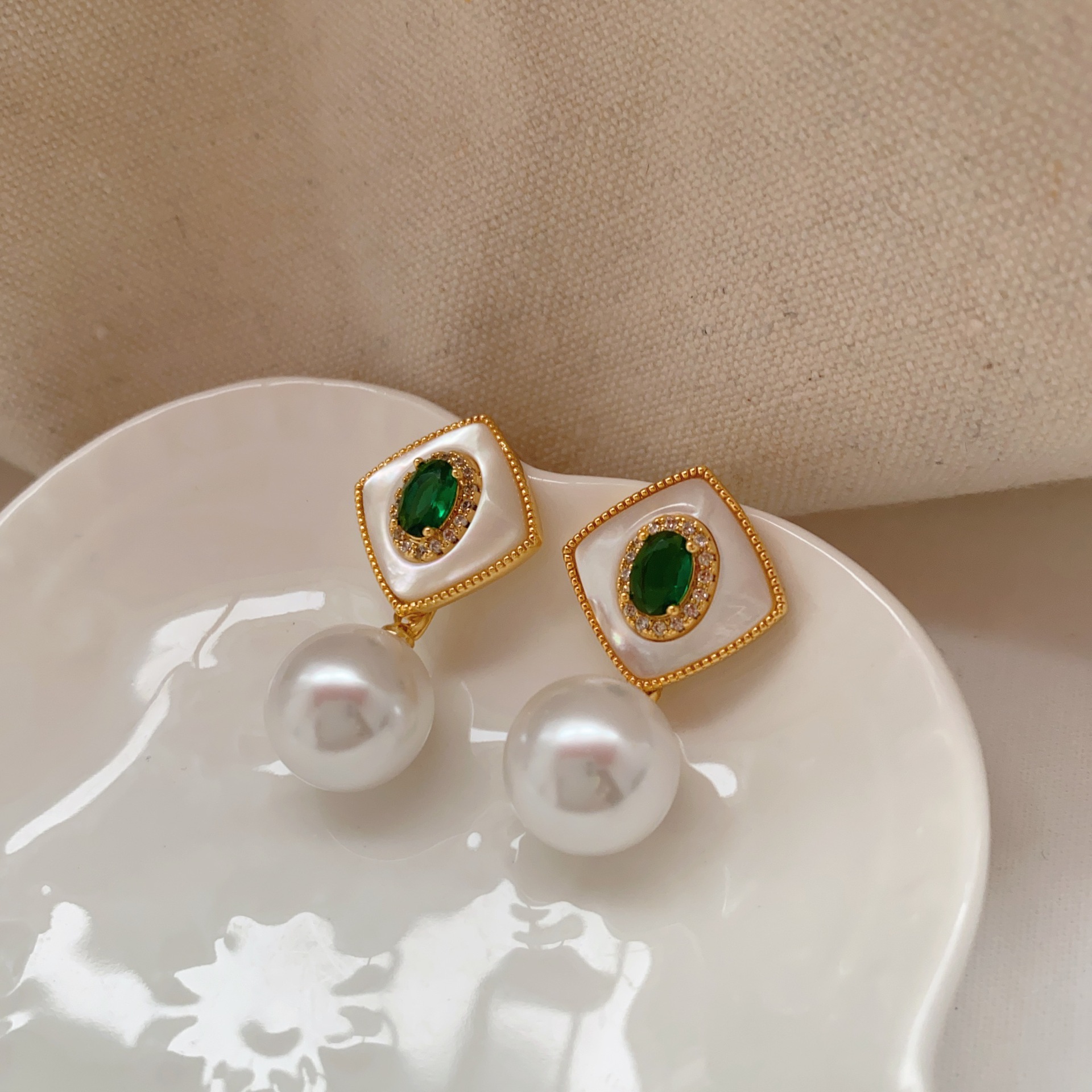 Aretes de perla de concha natural de moda de alta calidad aretes de concha en 2025 nuevos aretes de estilo de moda