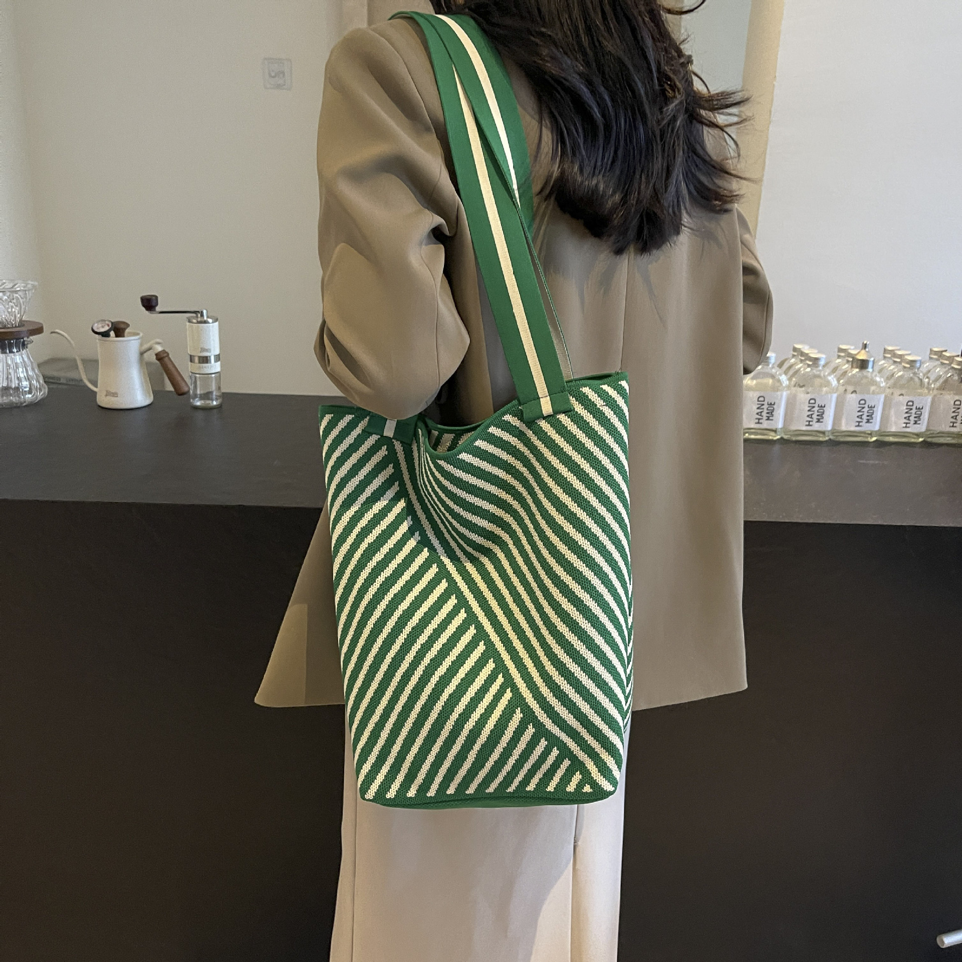Knitted single-shoulder bag 2024 Tote new style bag for women, large-capacity hand-held commuting shopping bag, bucket, versatile wholesale Application Scenario