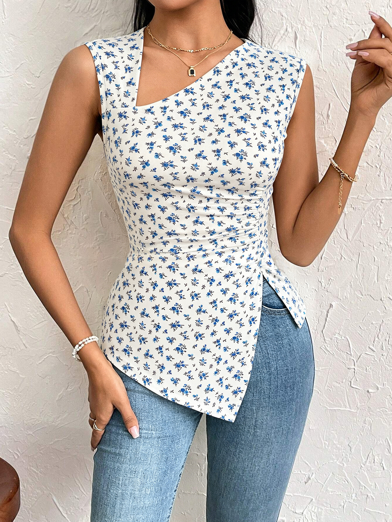 흰색 바탕에 파란색 꽃