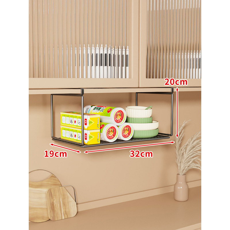食器棚の下に棚を掛けて棚を吊るします。