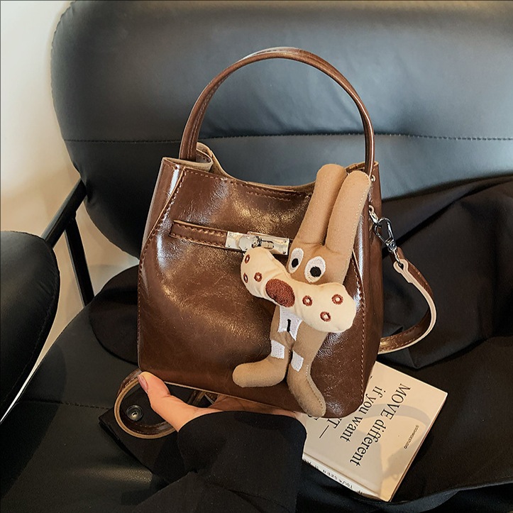 Bolso de viaje bolso de cubo de mano mujer 2025 nuevo otoño invierno alto sentido retro bolso de hombro relajado bolso de mochila