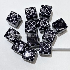 通孔小香風ツバキの花の四角の数珠の部品の携帯電話のキーチェーンはdiyの手作りのアクセサリの材料を包んで掛けます。