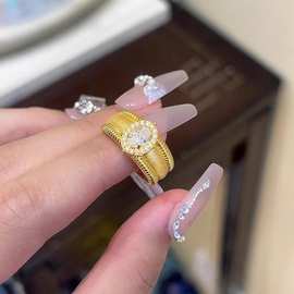2025年新款金色满圈锆石鸽子蛋戒指轻奢精致中古纹理感拉丝食指戒