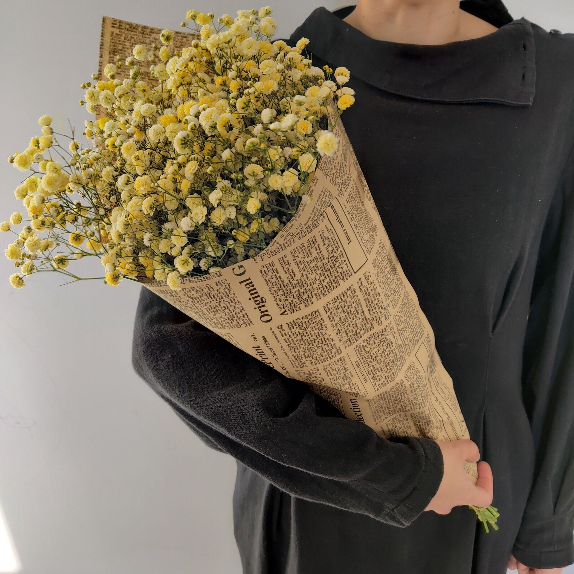 밝은 노란색 안개꽃 복고풍 포장