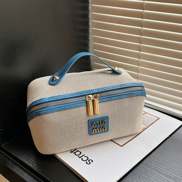 Retro capacious cosmetic bag