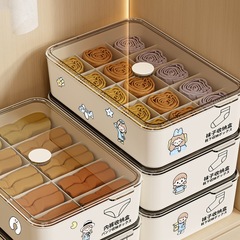 下着の収納ケース家庭用肌着を入れて、タンスに靴下を入れます。