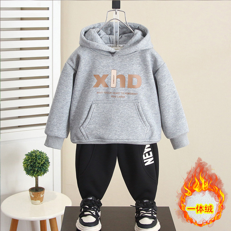 6829 traje grueso para niños modelos de otoño e invierno 2025 nuevo traje de dos piezas para niños más suéter con capucha de terciopelo para bebés