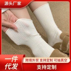 靴下の女性白黒秋ins潮レトロなクリーム系の縁の暗い紋様の中の筒の山の靴下の通気性の文芸の月子の靴下