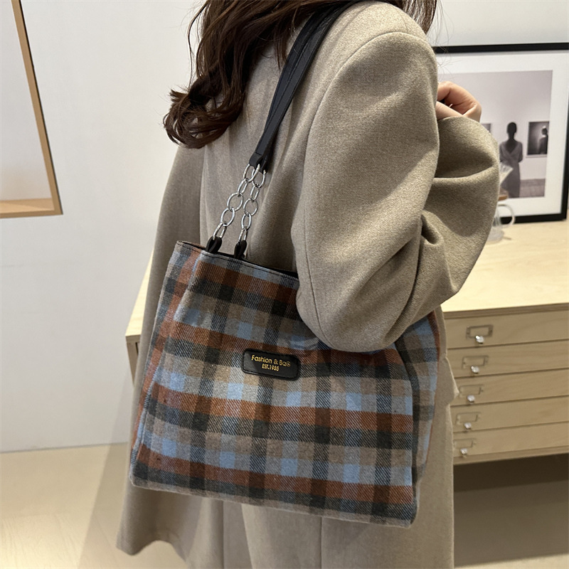 Invierno nuevo 2024 moda retrógrada chaîne de lana cuadrada bolsas de cubo de gran capacidad de viaje de hombro bolsas de brazo de mujer