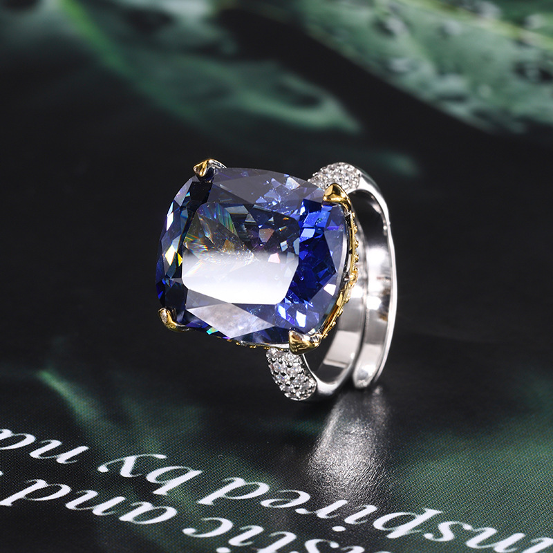 2024 Zhuang Shengsheng Joyas Fondo de cobre chapado en oro Moda europea y americana Simulación Corindón Fat Fang Ring Mujer 14*16