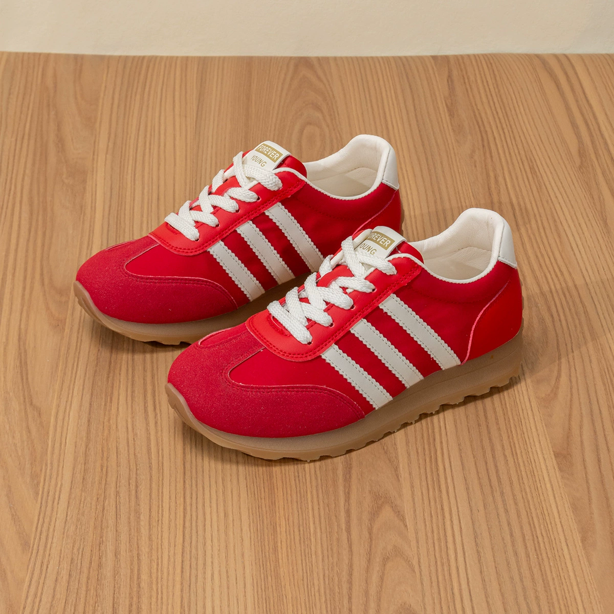 Женские кроссовки Forrest Gump с внутренним увеличением роста на 6 см, красные вафельные, весна 2025, новые универсальные спортивные кроссовки для студентов, моральная тренировка.