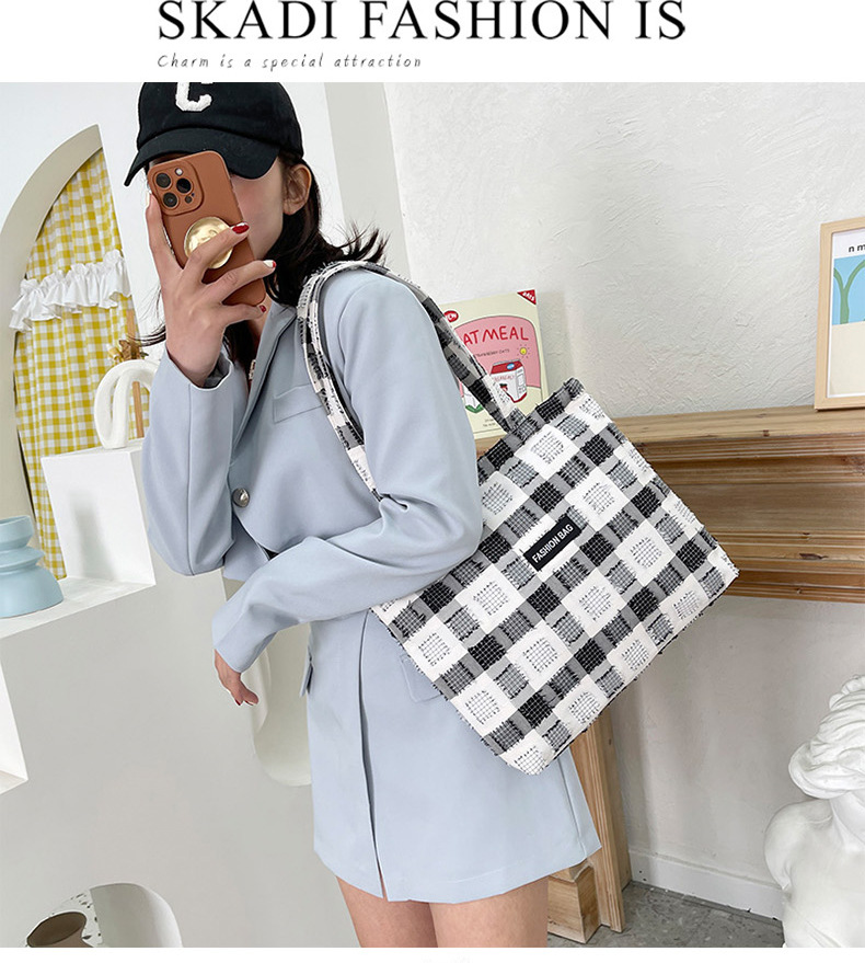 Girls' Japanese-style checkered shopping bags, zipper canvas bags, girls' Korean-style large-capacity student tote bags for class Application Scenario