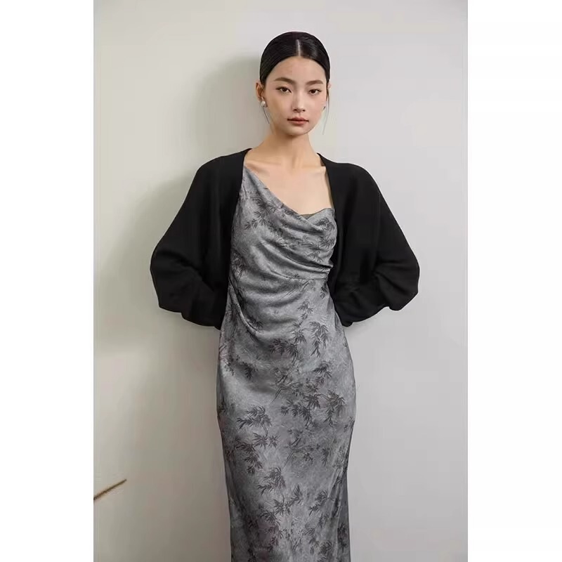 French Retro Black Batwing Sleeve Sweater Shawl Blouse Women's Spring and Autumn High-end Knitted Cardigan Waistcoat French Retro Black Batwing Sleeve Sweater Shawl Blouse Women's Spring and Autumn High-end Knitted Cardigan Waistcoat