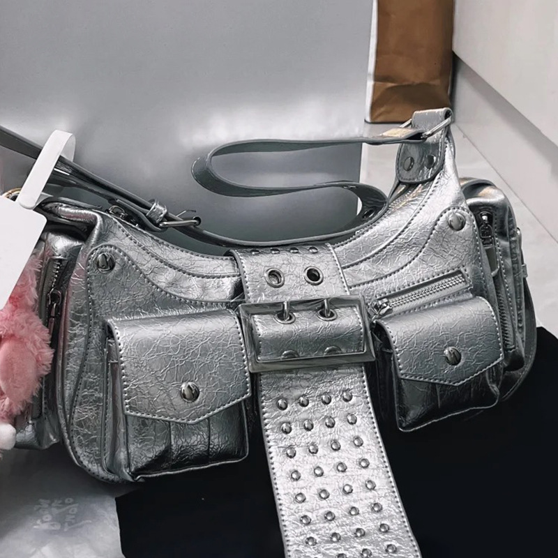 2024 Automne/Hiver Nouveau Doux Jubilé Fille Chaude Mode Métal Argent Moto Rivet Simple Épaule Aisselle Bandoulière_voghion.com