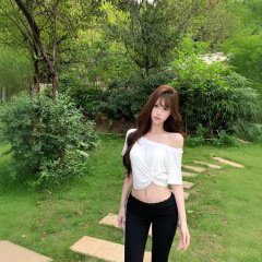 夏用の女性用ホワイトオフショルダー半袖Tシャツ、ニッチなツイストオフショルダースリムフィットショートホットガールトップ