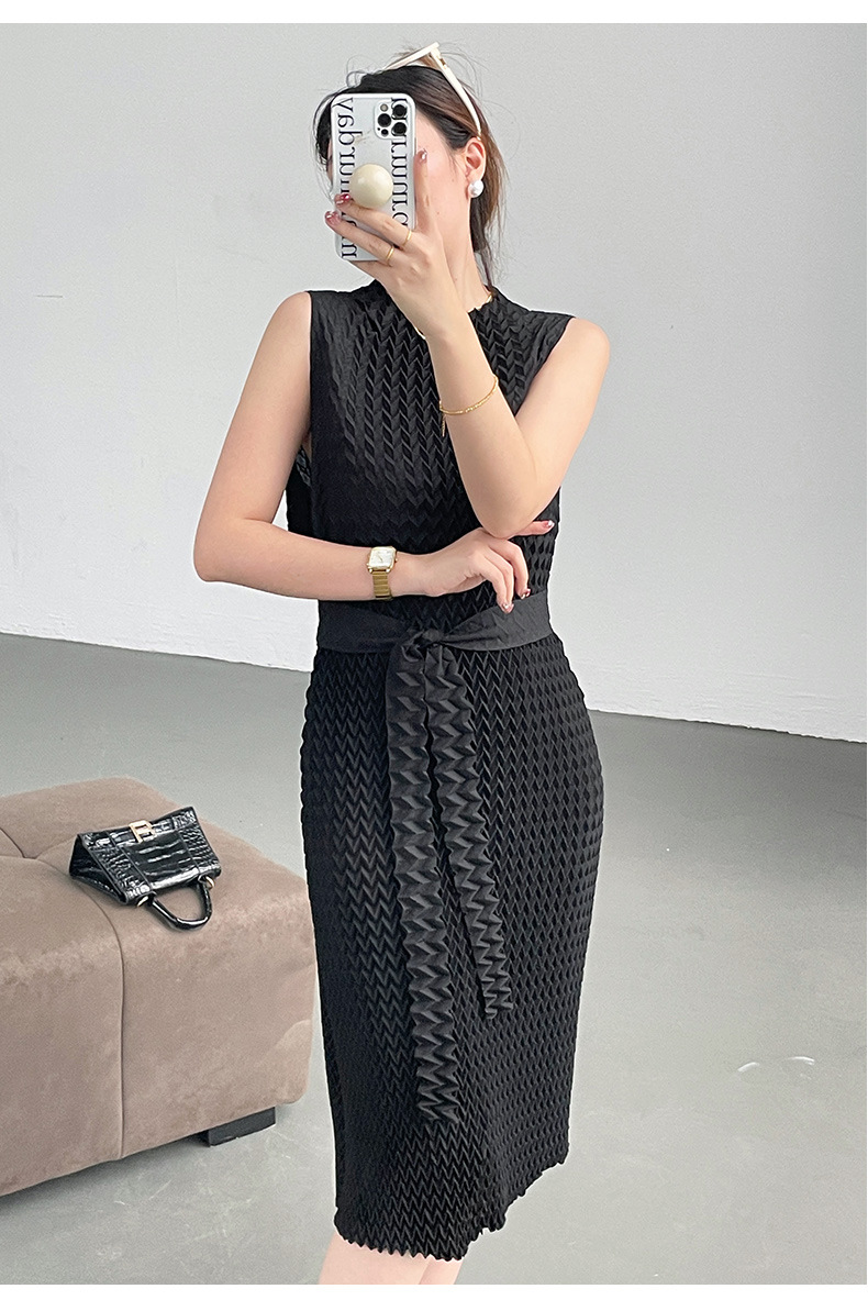 Đầm suông midi xếp ly không tay ôm eo phong cách Miyake — Màu đen chi tiết 9