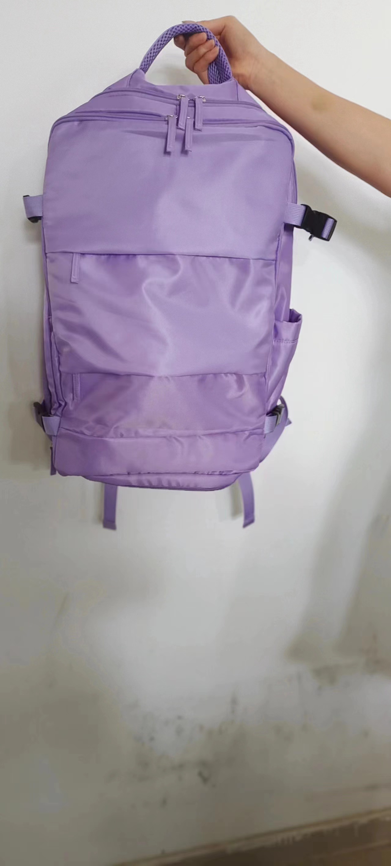 Mochila de Viaje Impermeable con Puerto USB – Incluye Kit de Aseo, Estilo Moderno, Mayorista