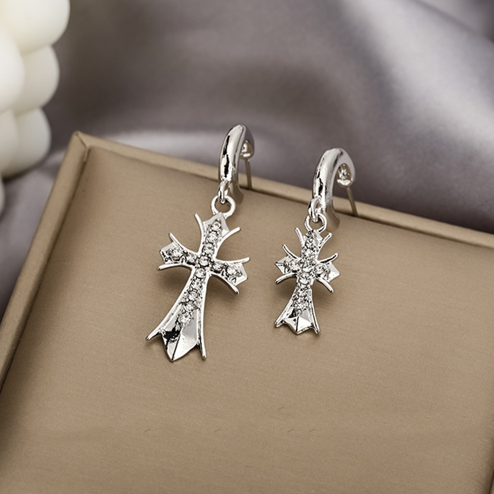 Pendientes cruzados con aguja de plata y diamantes AB Diseño de nicho Pendientes de viento frío Moda europea y americana Pendientes de alta gama Mujeres