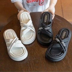 涼拖鞋女夏季外穿2024新款軟底防滑一字拖高級感水鑽厚底沙灘拖鞋