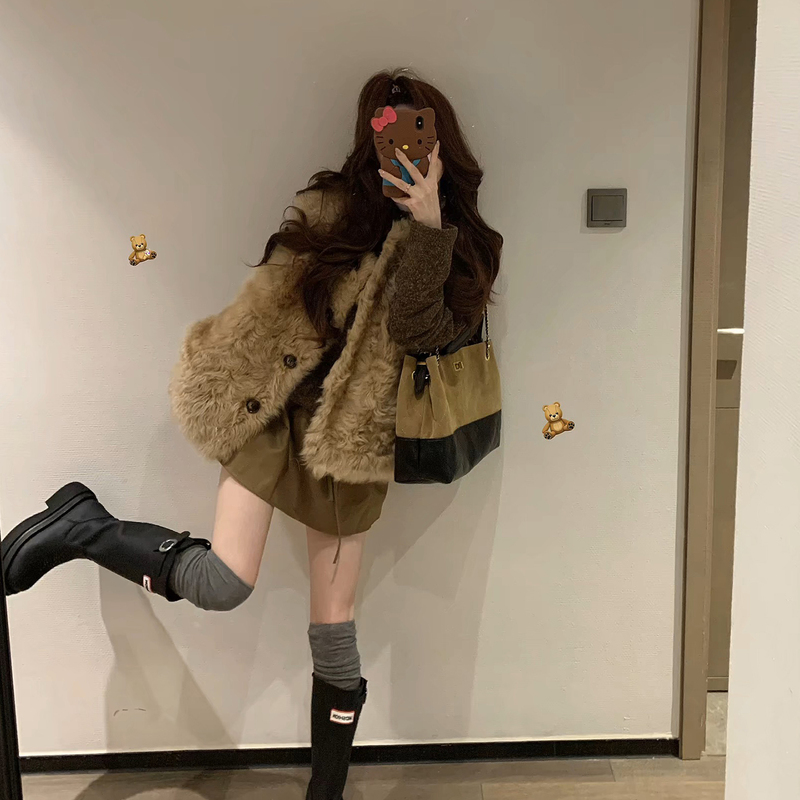 2025 New Autumn and Winter Imitation Lamb Wool Vest Women's Short Loose Versatile Fur Vest Vest Environmentally Friendly Fur Vest