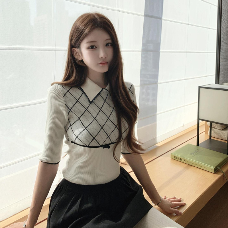 Korean-Style Gentle White Base Sweater for Women, Winter Retro College Style Argyle Knit Top with a Stylish Look
