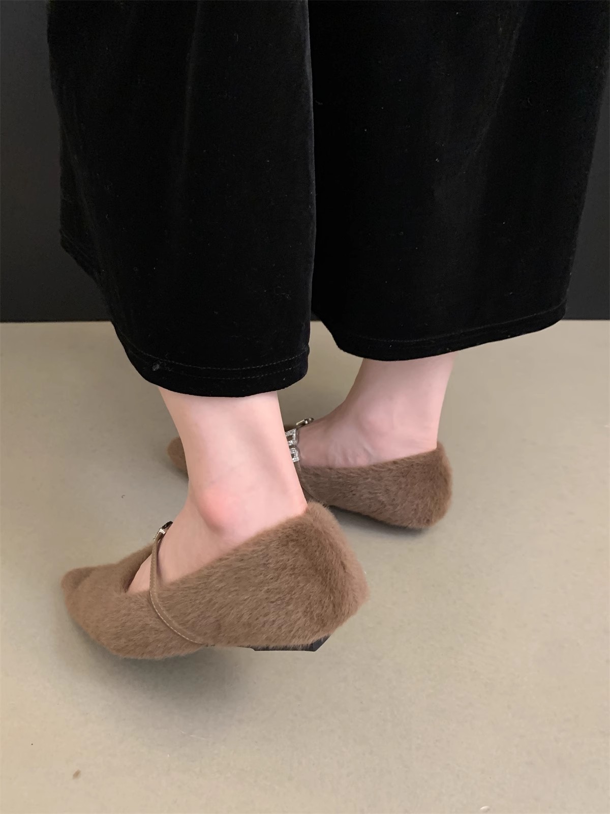 2023 Autunno/inverno Nuova edizione coreana a punta acqua diamante scarpe di peluche per le donne con peluche e stile fata suola piatta scarpe singole_voghion.com