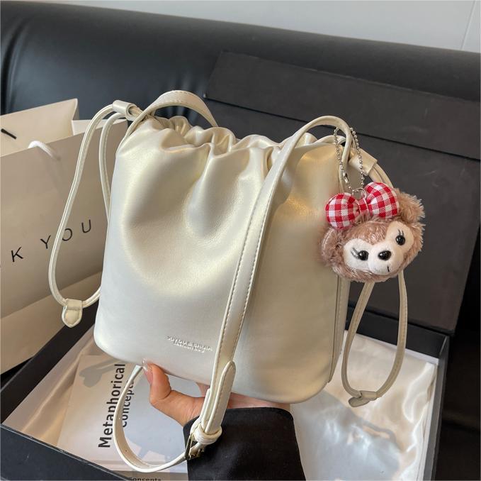 Este año, la popularidad de la bolsa de cinturón de fiebre ultra caliente para mujeres 2024 nuevo estilo de moda universal bolso de hombro de alta calidad bolso de cubo