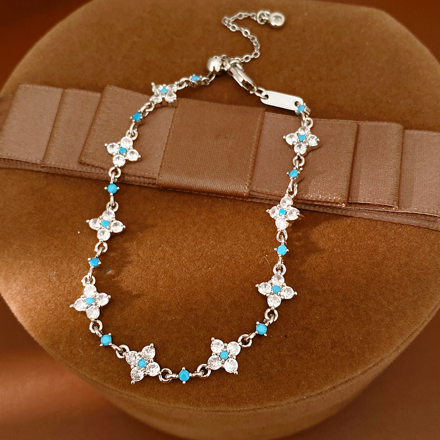 Cruces de piedra de hierba afortunada pulsera de flores de lujo ligera nicho pulsera de alta calidad temperamento delicado joyas al por mayor