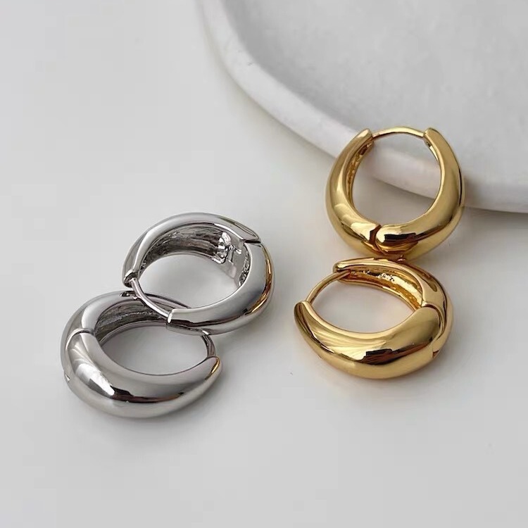 Ear hole gold pigment ring ear buckle female autumn and winter niche design sense high-grade ear ring earrings simple cold style earrings
