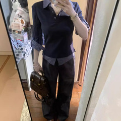 韓国版の日本系の格子縞のつなぎ合わせは色のpoloシャツの偽の2つの長袖のtシャツの女性の大衆のデザイン感にぶつかってやせて短い金を現します。