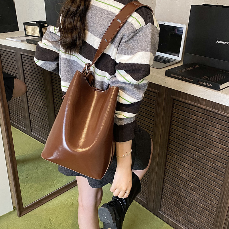 跨境流行包包女2025新款包包亮面大容量包通勤包简约单肩斜挎女包|undefined