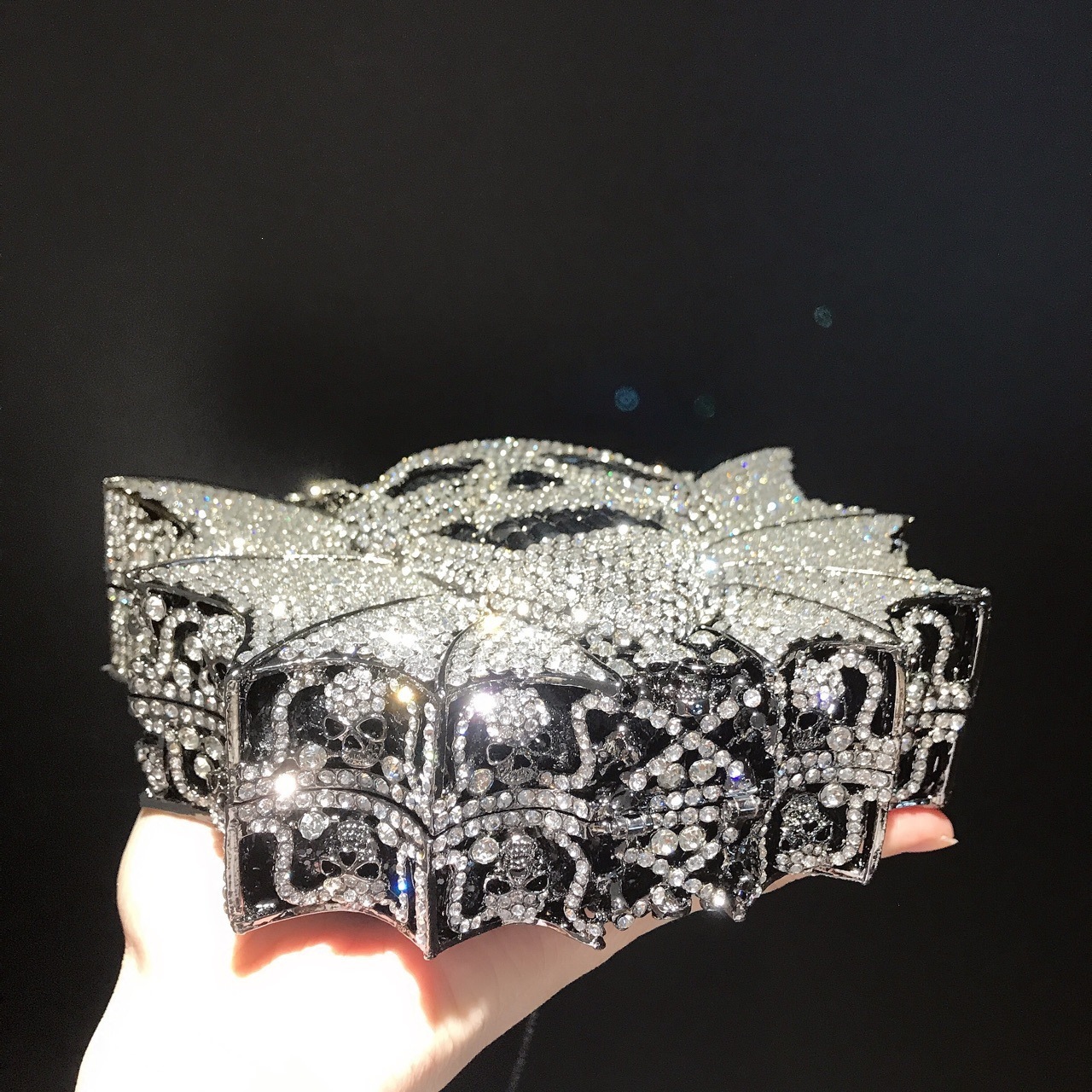 * Nuevo bat transfronterizo bolsas de cena de diamantes estilo europeo y americano personalidad negra fresca bolsas de mano de diamantes bolsas de banquete