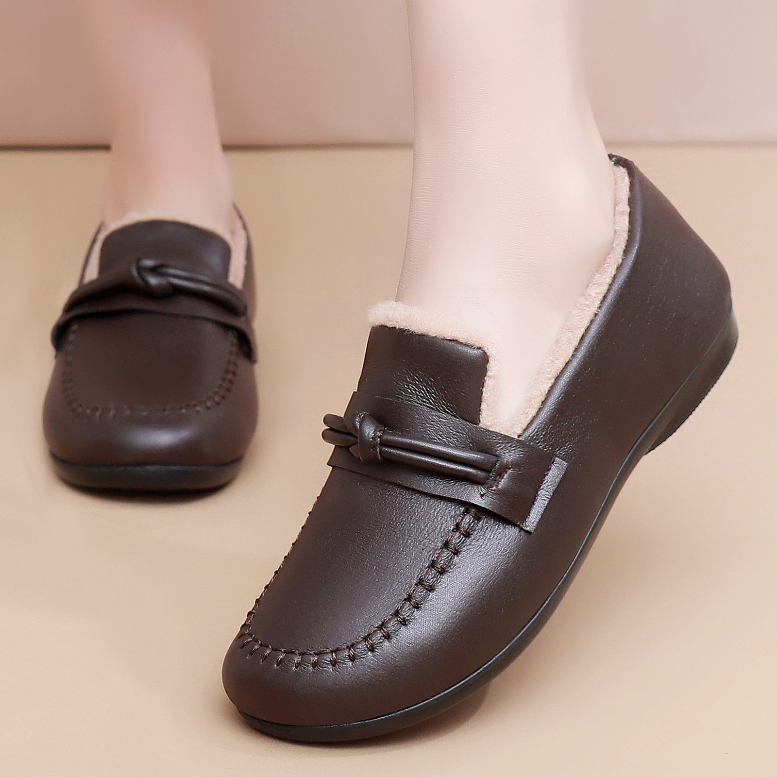 Zapatos de mujer zapatos de algodón más veludo y zapatos de cuero pequeños ligeros y cómodos botas de algodón calentadas botas de nieve de un pedazo de moda botas cortas