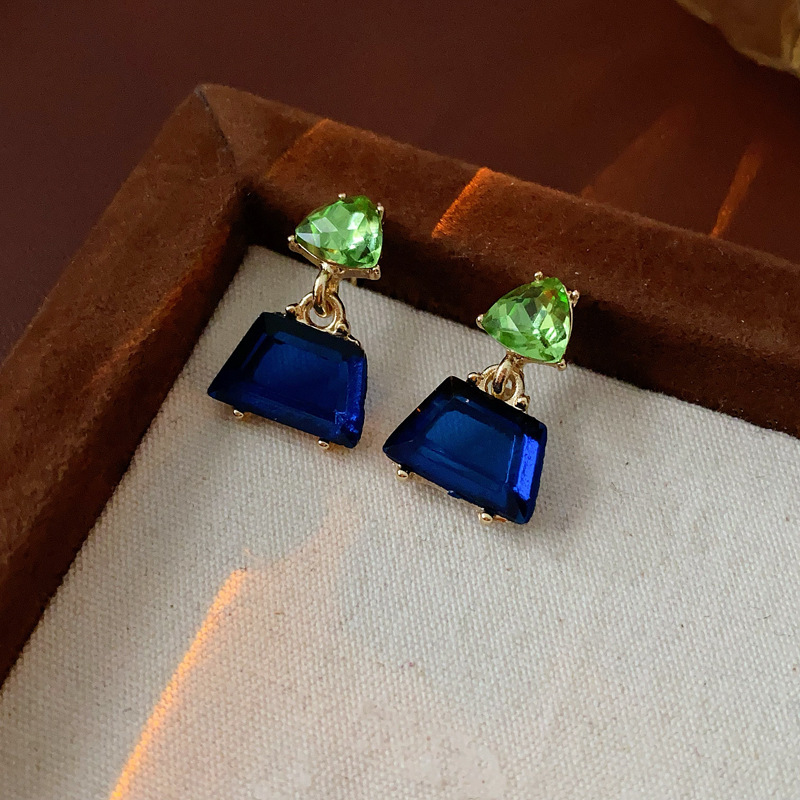 Pendientes de perlas asimétricas con cuernos de diamantes súper parpadeantes de plata Pendientes de nicho de viento frío femenino Pendientes de lujo ligero de alta calidad