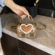 可爱手提包小拎包女2025新款小众设计爱心斜挎包美拉德儿童小方包