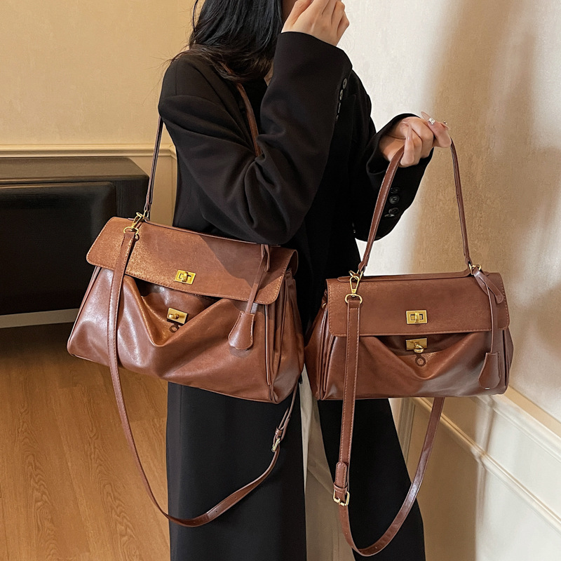 Bolsa de lujo ligera transfronteriza para mujeres 2025, otoño y invierno, nueva moda, bolso de hombro de brazo, bolso de mano suave, mochila portátil