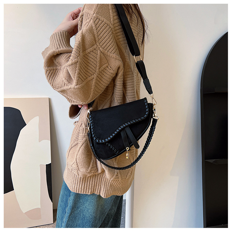 Styles de sacs à main chauds sur Facebook Sacs pour femmes 2024 automne nouvelle tendance de la mode sac de selle portable version coréenne simple givré épaule unique crossbod_voghion.com