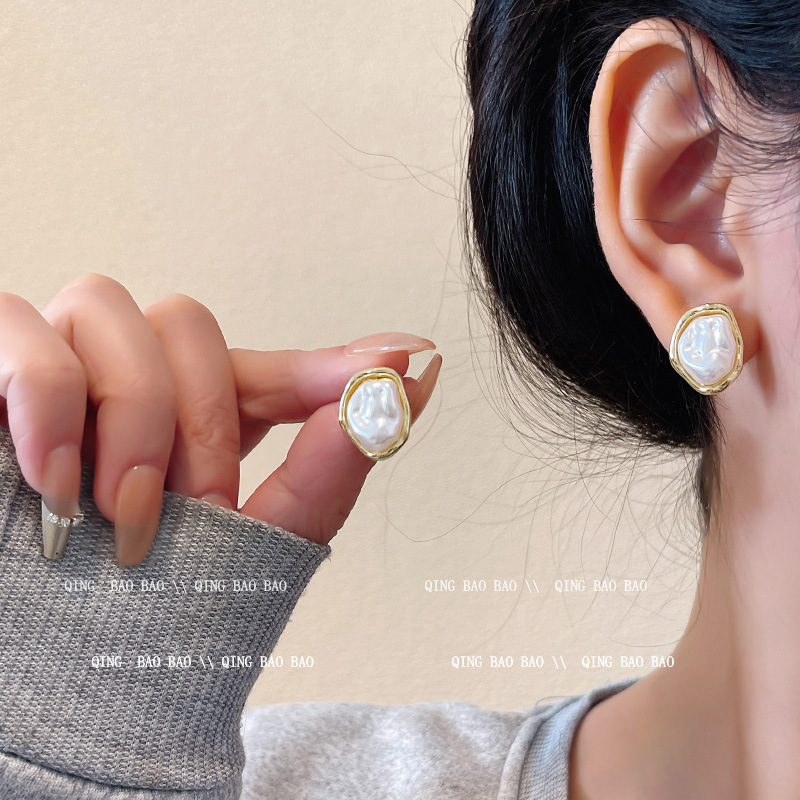 Geometric fashionable elegant earrings from pearl